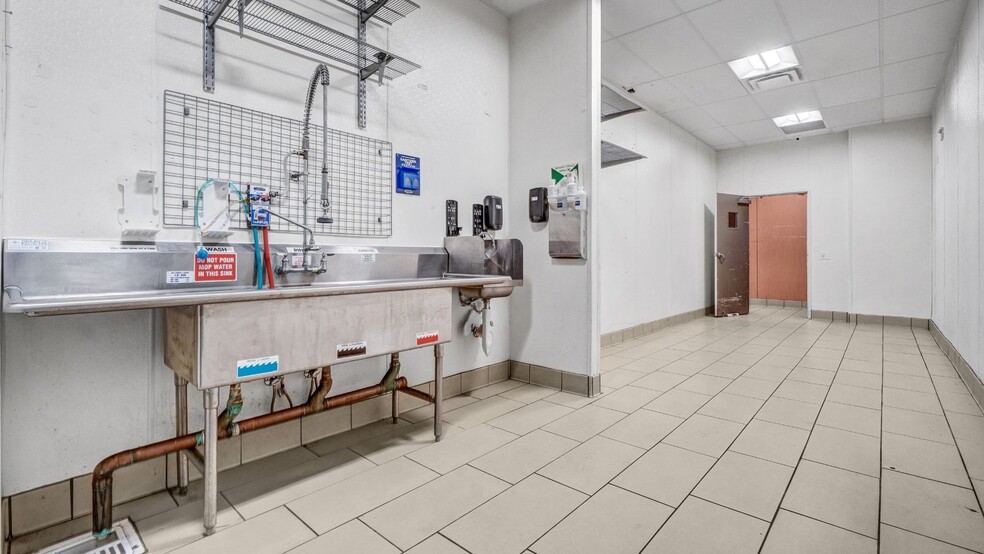 More Photos Of 6012 Edinger Ave, Huntington Beach Freestanding For Sale