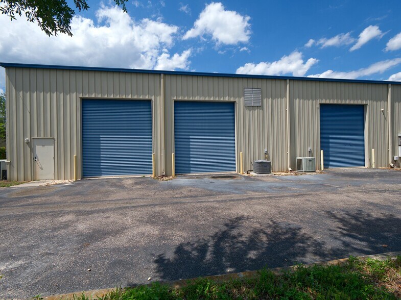 More Photos Of 402 Chairman Ct, DeBary Warehouse For Lease