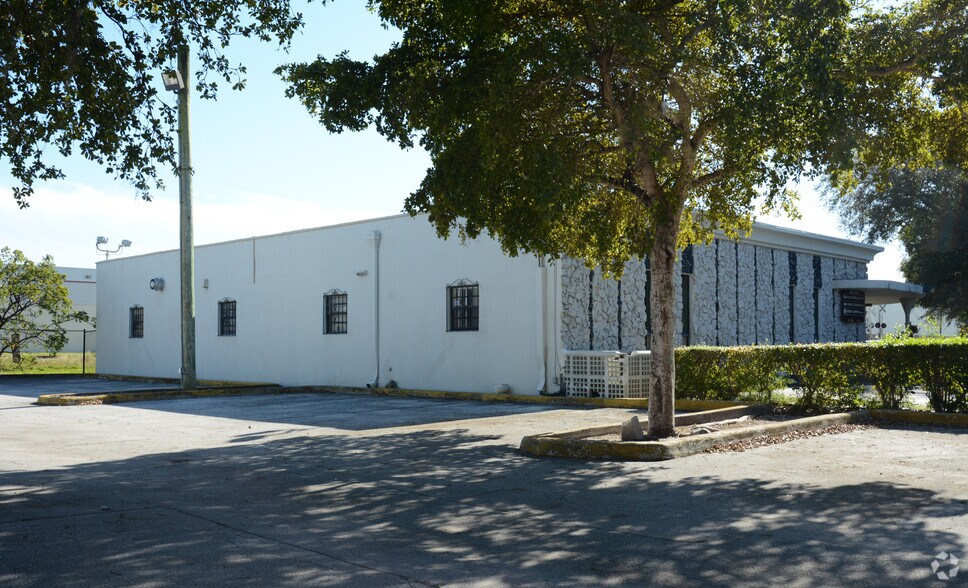 More Photos Of 13201-13207 NE 16th Ave, North Miami Office For Lease