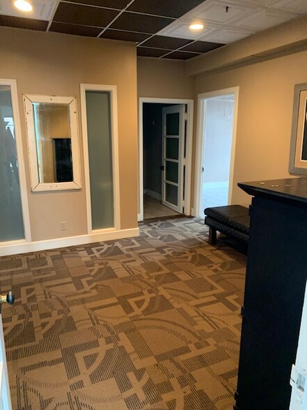 More Photos Of 103 E State St, Mason City Office For Lease