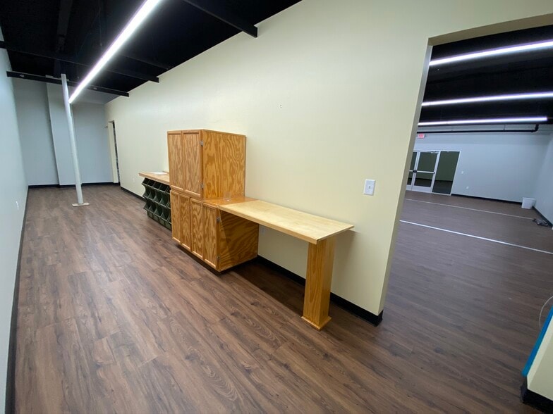 More Photos Of 615 S Front St, Mankato Storefront Retail Office For Lease