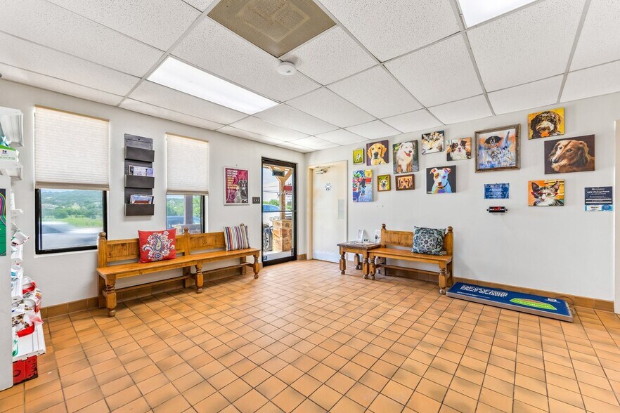 More Photos Of 1516 Sidney Baker St, Kerrville Veterinarian Kennel For Sale