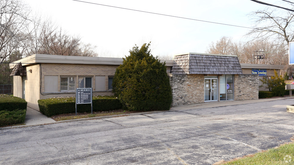 Primary Photo Of 25975-25980 N Diamond Lake Rd, Mundelein Medical For Lease