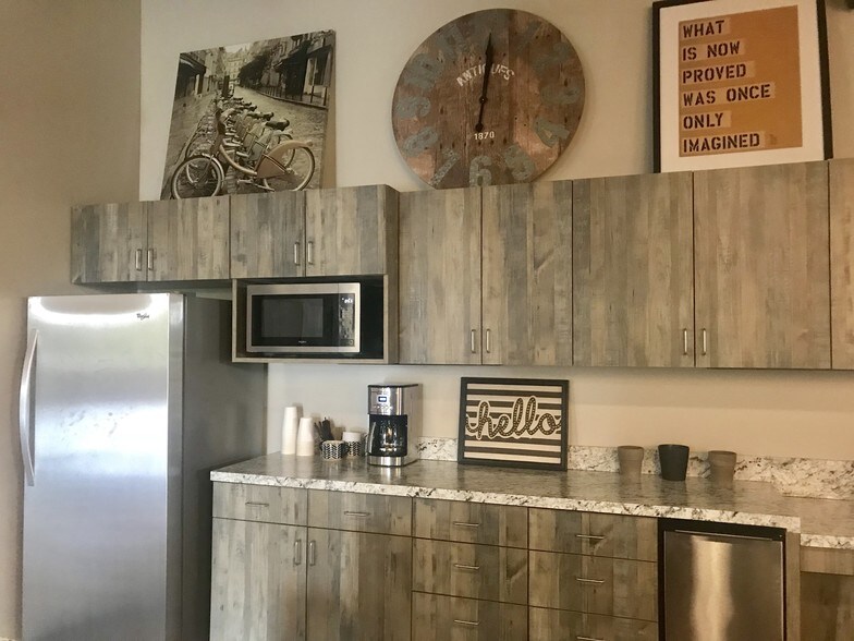 More Photos Of 1100 W Main St, Tomball Office For Lease