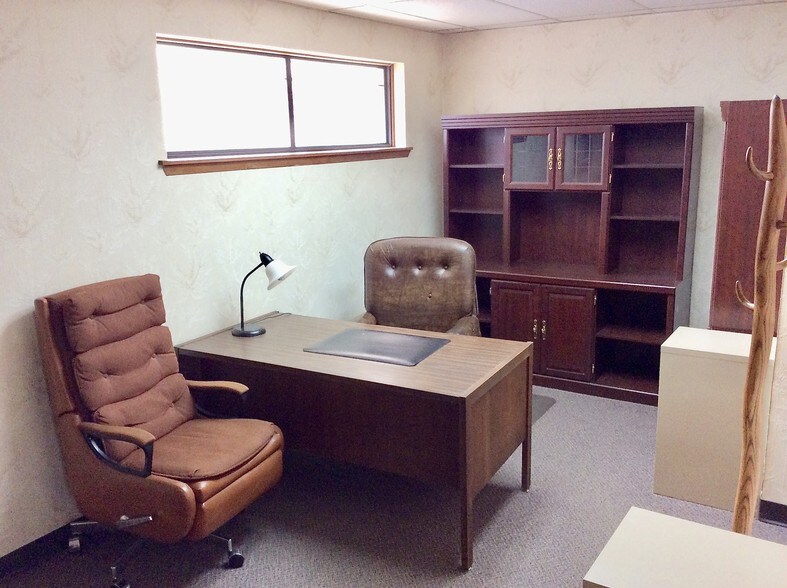 More Photos Of 25400-25430 Goddard Rd, Taylor Medical For Sale