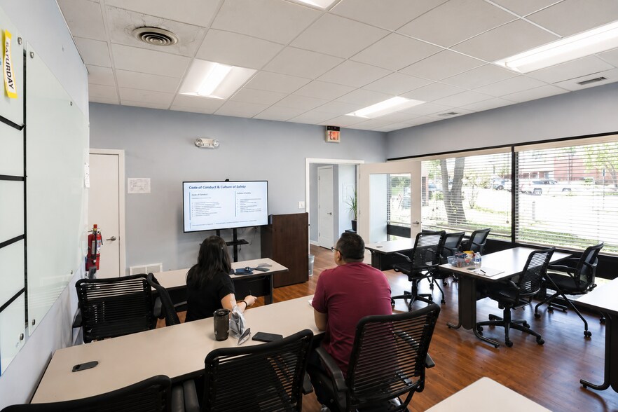 More Photos Of 935 N Plum Grove Rd, Schaumburg Office For Sale