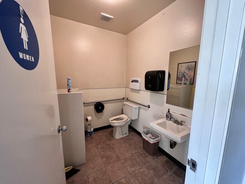 More Photos Of 1046 Calle Recodo, San Clemente Research And Development For Sale
