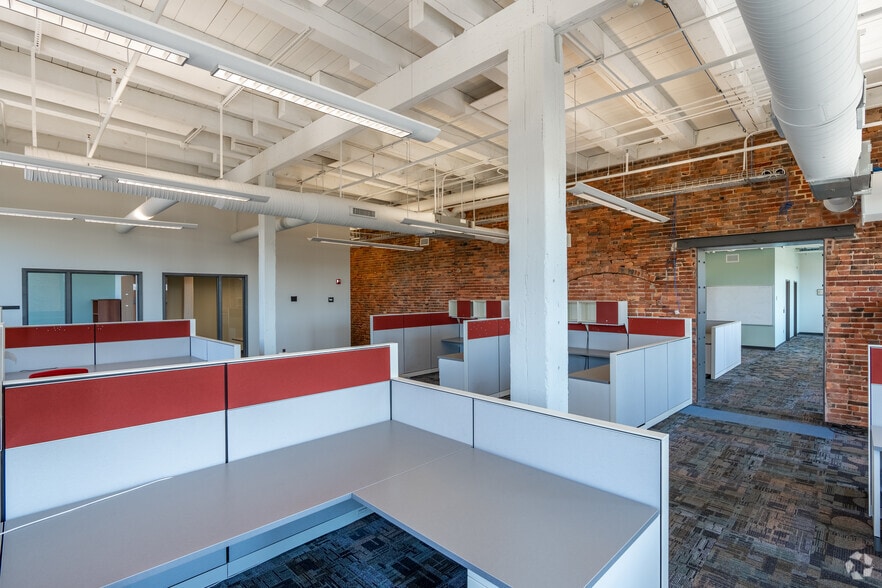 More Photos Of 180 W Ostend St, Baltimore Office For Lease