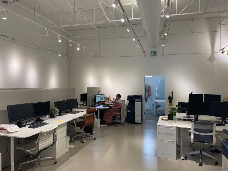 More Photos Of 1131 Dragon St, Dallas Showroom For Lease