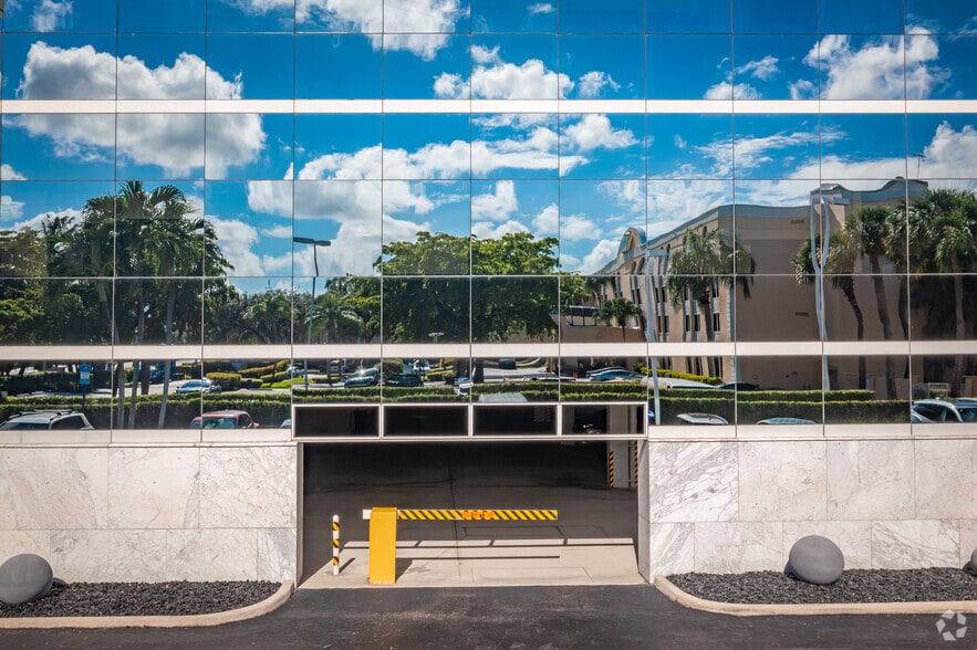 More Photos Of 7975 NW 154th St, Miami Lakes Medical For Lease