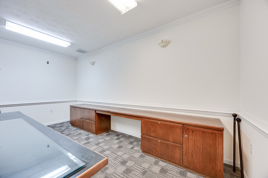 More Photos Of 30 E Main St, Luray Office For Sale