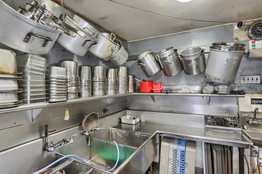 More Photos Of 463 Maplewood Ave, Ambridge Restaurant For Sale