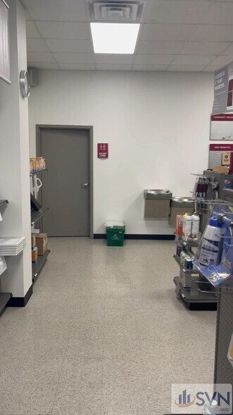 More Photos Of 36 W Chatham Ct, Garden City Showroom For Lease