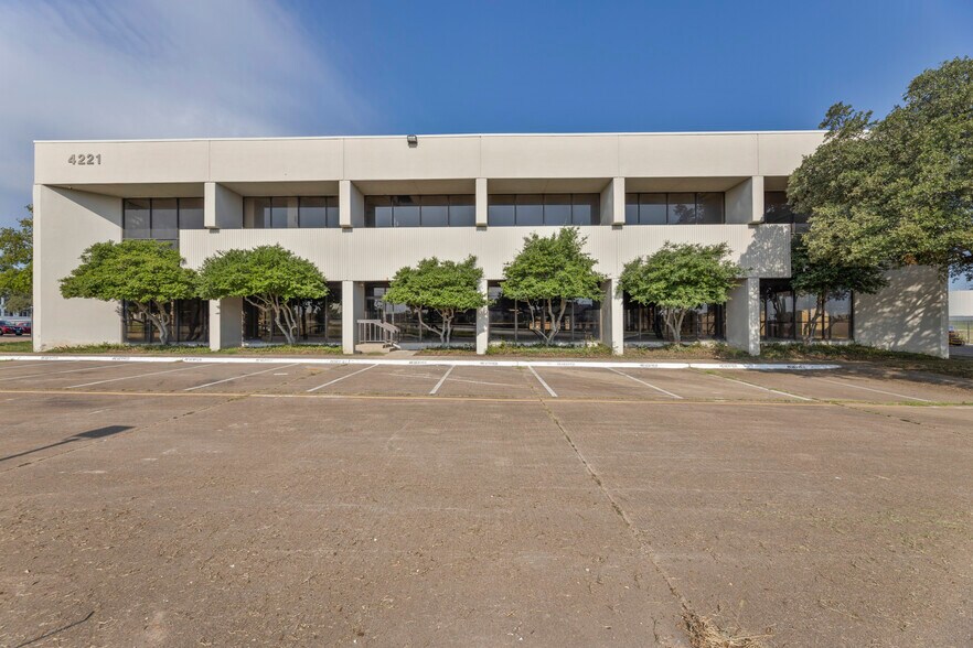 More Photos Of 4221 S Walton Walker Blvd, Dallas Office For Sale