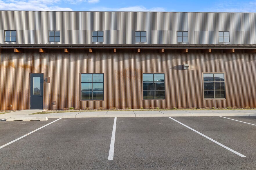 More Photos Of 3300 W Aviation Dr, Hayden Light Distribution For Lease