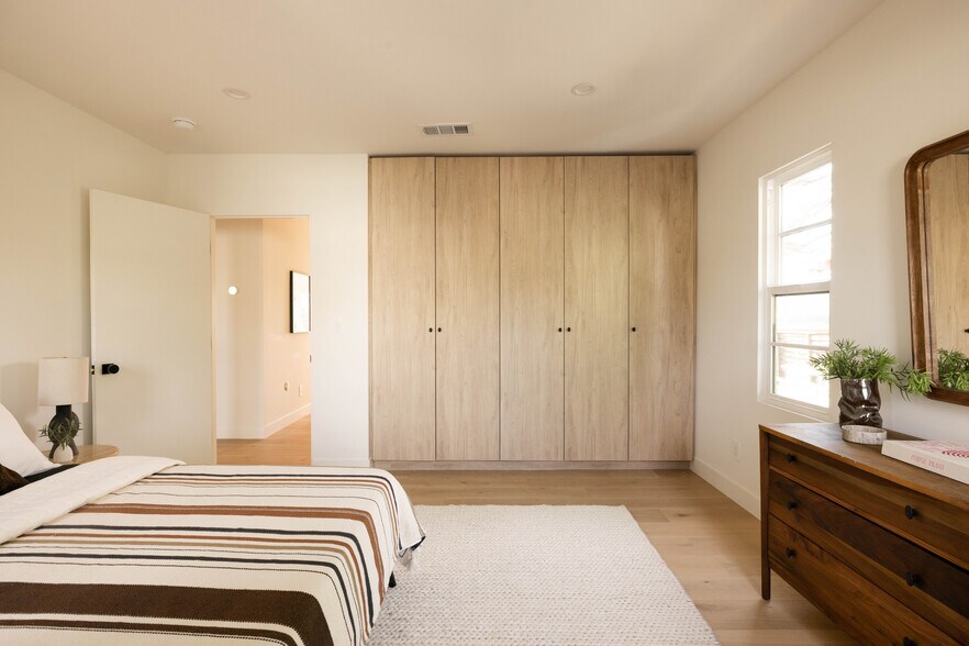 More Photos Of 1018 Manzanita St, Los Angeles Apartments For Sale