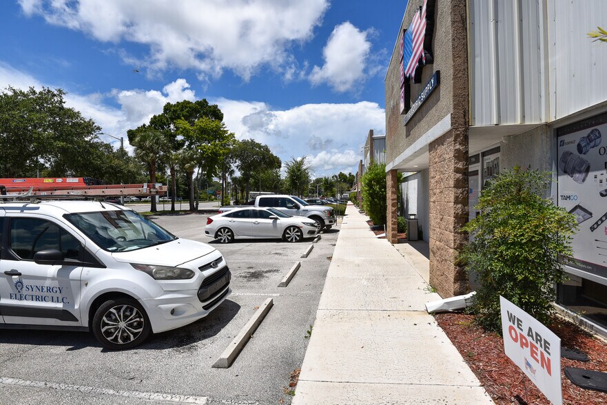 More Photos Of 1757 N Nova Rd, Daytona Beach General Retail For Lease