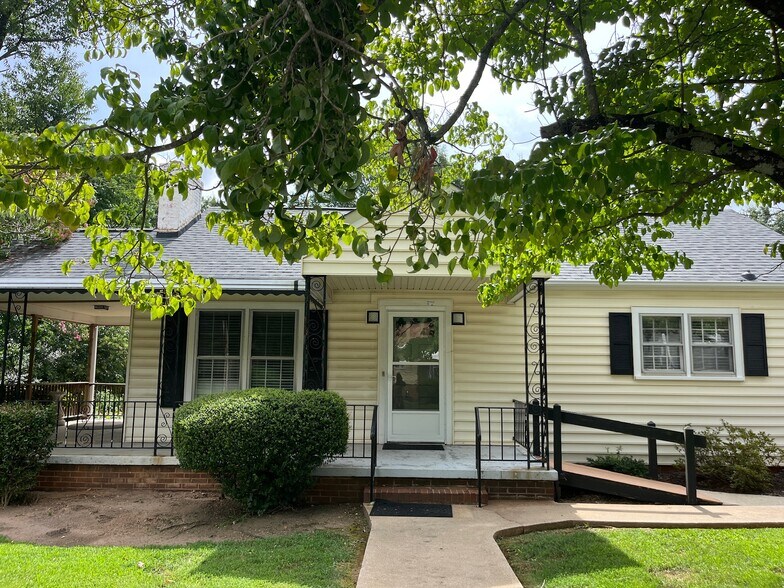 Primary Photo Of 202 Memorial Dr, Greer Medical For Sale
