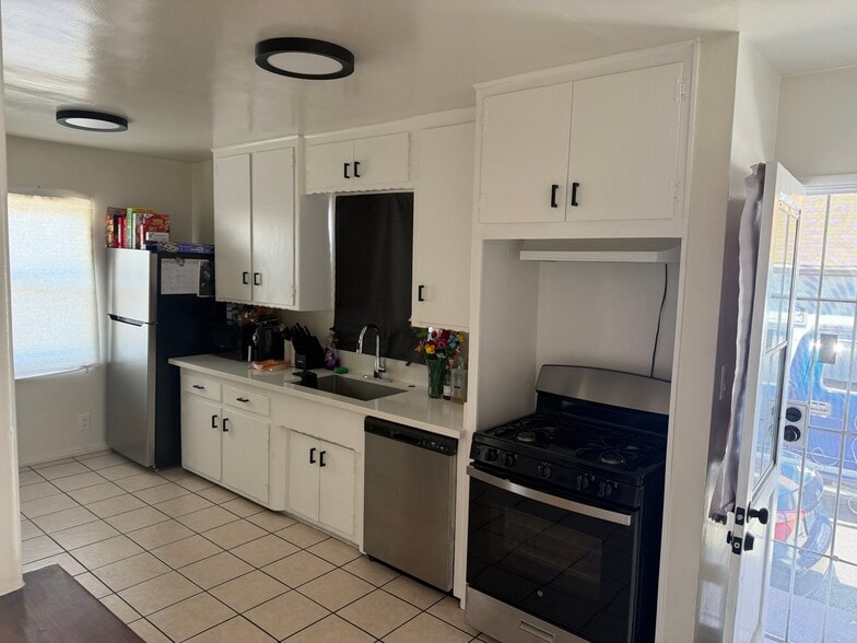 More Photos Of 949 N Cedar St, Inglewood Apartments For Sale