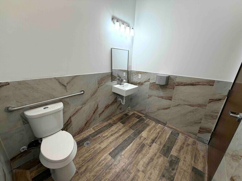 More Photos Of 11583 Independence Pky, Frisco Medical For Sale