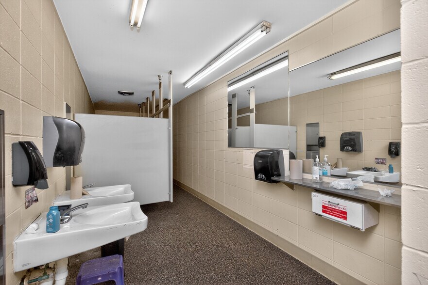 More Photos Of 1017 E 7th St N, Newton Office For Sale