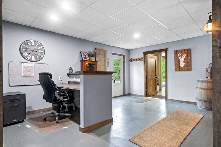 More Photos Of 11155 Hubbard Rd, Kansas City Flex For Sale