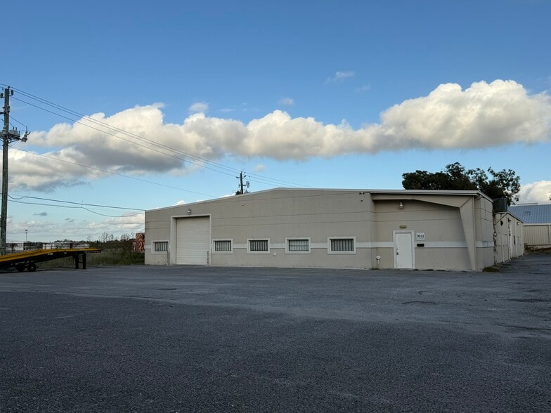 Primary Photo Of 9041 Wingtip Dr, Houston Warehouse For Lease