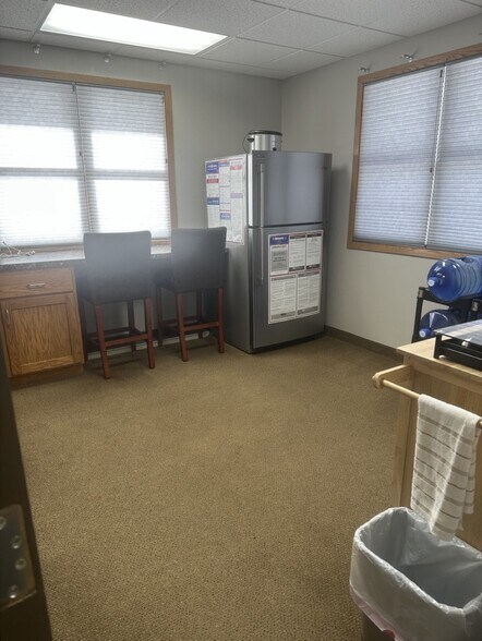 More Photos Of 1307 Albion Ave, Fairmont Office For Lease
