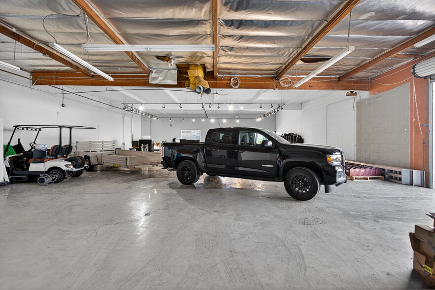 More Photos Of 8116-8144 Deering Ave, Canoga Park Warehouse For Lease
