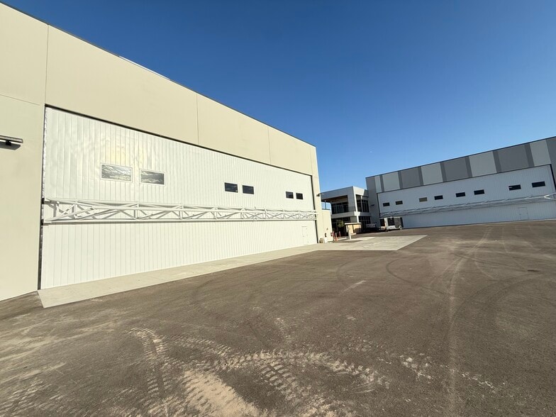 More Photos Of 7333 E Helm Dr, Scottsdale Airplane Hangar For Lease