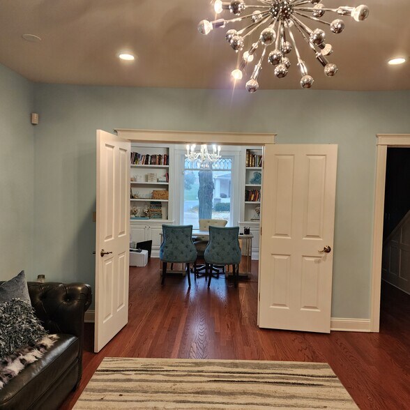 More Photos Of 321 Jefferson St, Algonquin Office Residential For Lease