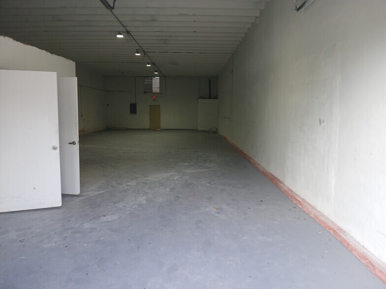 Primary Photo Of 116-124 NE 183rd St, Miami Warehouse For Lease