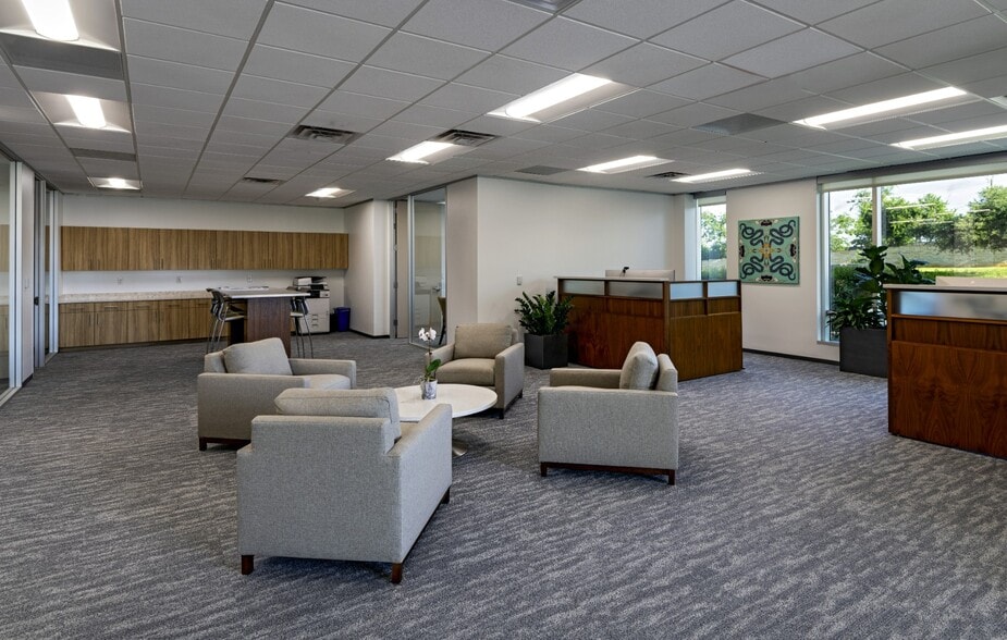 More Photos Of 810 Hester's Crossing, Round Rock Office For Lease