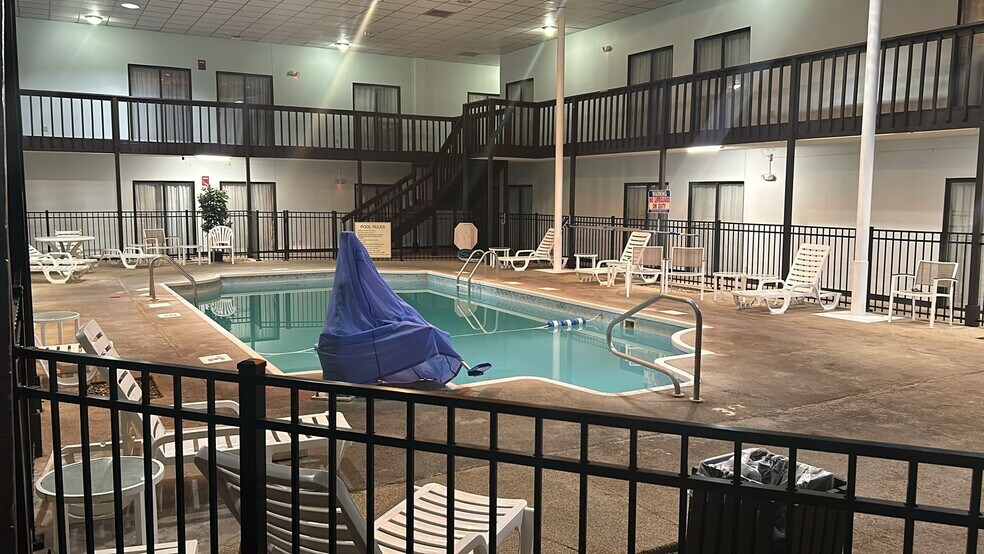 More Photos Of 11 Des Moines Ave, South Hutchinson Hotel For Sale