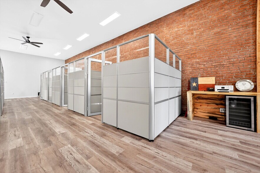 More Photos Of 201 N Bois D Arc St, Forney Storefront For Sale