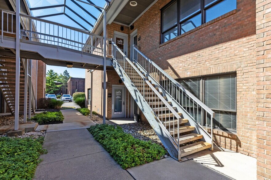 More Photos Of 73 E Wilson Bridge Rd, Worthington Office For Sale