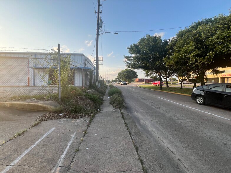 More Photos Of 6730 Wilcrest Dr, Houston Auto Repair For Lease