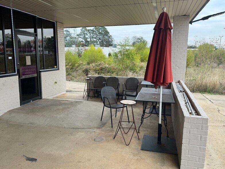 More Photos Of 902 W Panola St, Carthage Freestanding For Lease