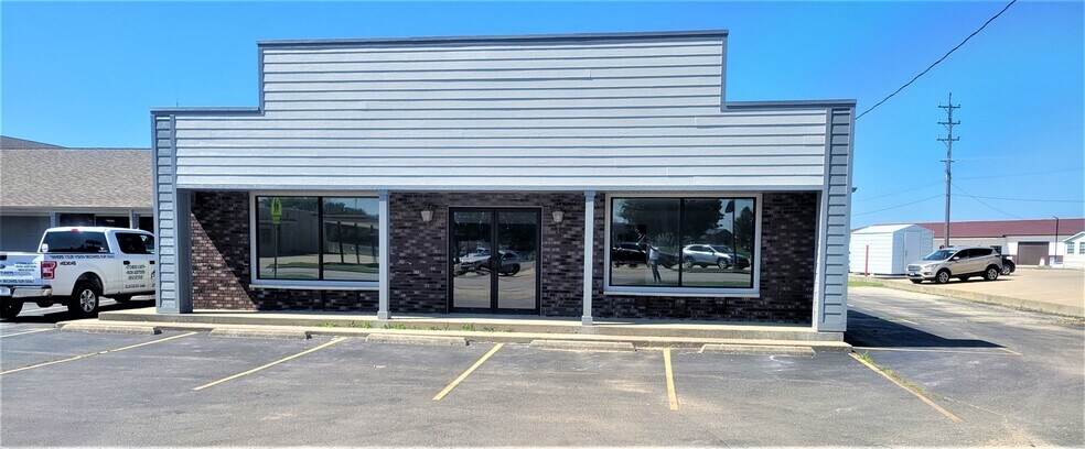 More Photos Of 906 W Springfield Rd, Taylorville Storefront Retail Office For Lease