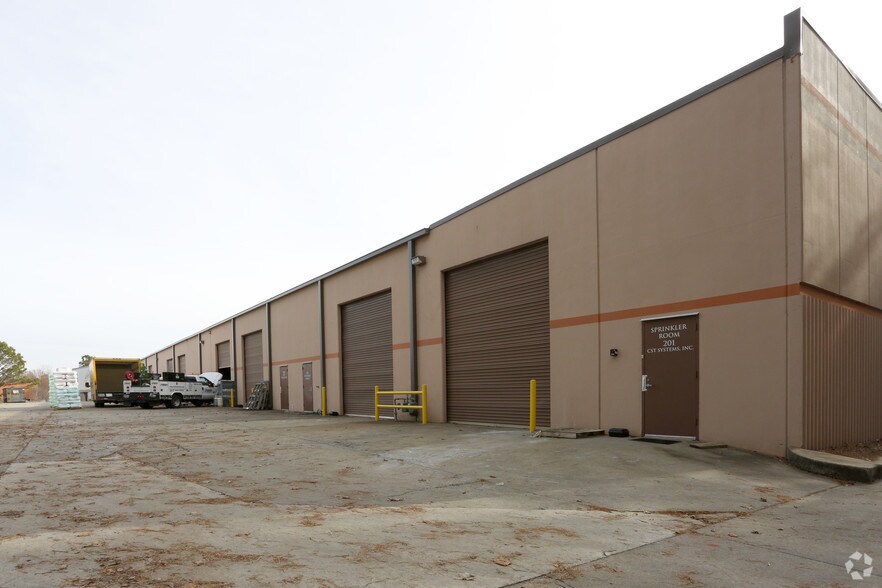 More Photos Of 1590 N Roberts Rd, Kennesaw Warehouse For Lease