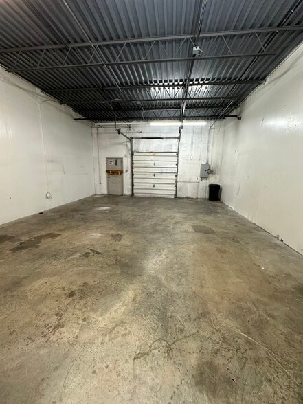 More Photos Of 2579 Eric Ln, Burlington Flex For Lease