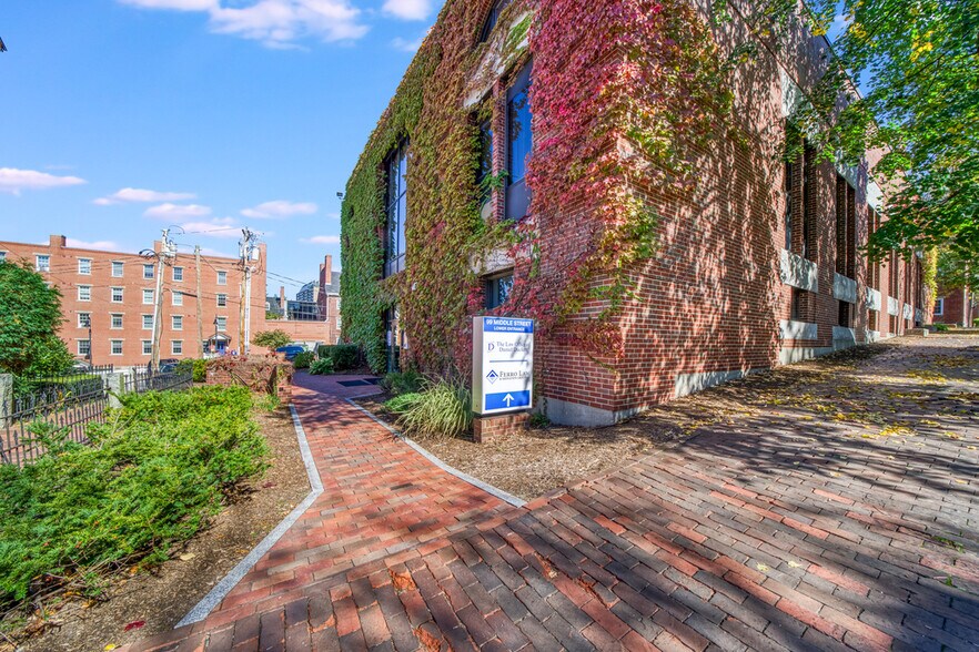 More Photos Of 99 Middle St, Manchester Office Residential For Sale