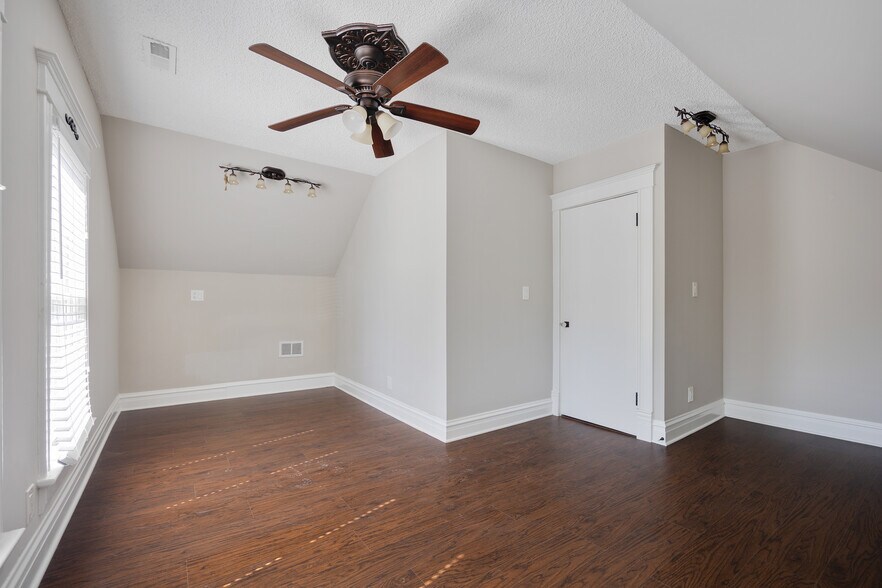 More Photos Of 121 N Washington St, Naperville Medical For Lease