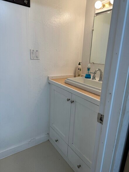 More Photos Of 4530 Martin Luther King Jr Way, Oakland Warehouse For Lease