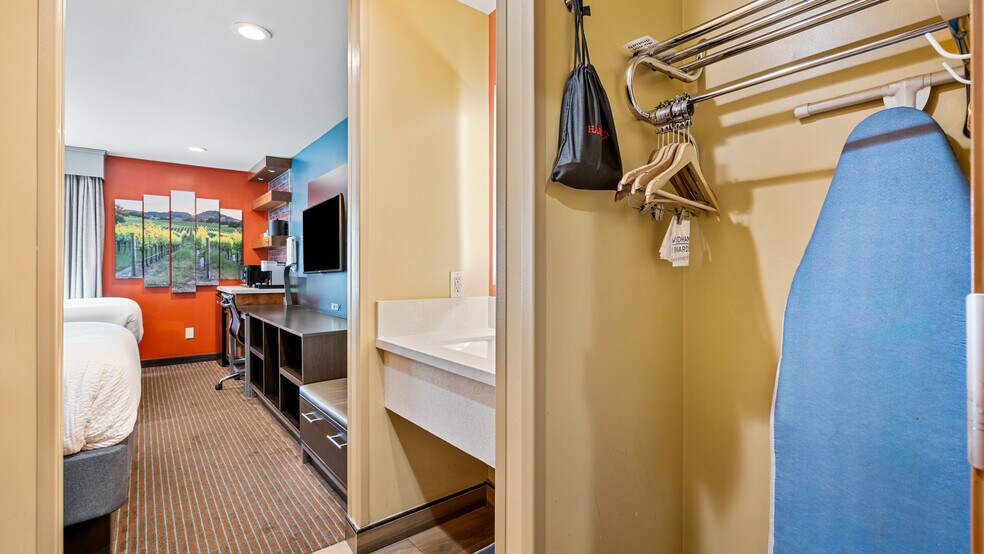 More Photos Of 178 Dry Creek Rd, Healdsburg Hotel For Sale