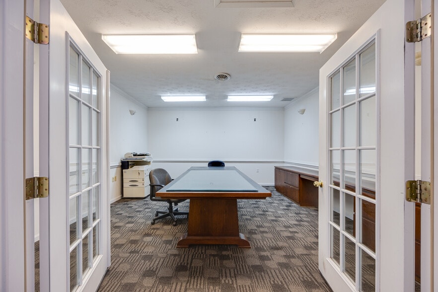 More Photos Of 30 E Main St, Luray Office For Sale