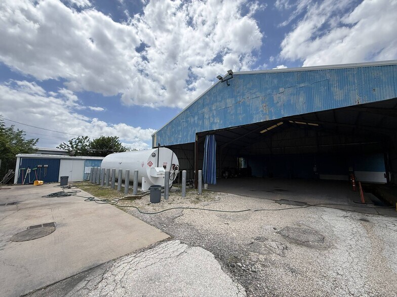 More Photos Of 1502 Galveston St, South Houston Service For Lease