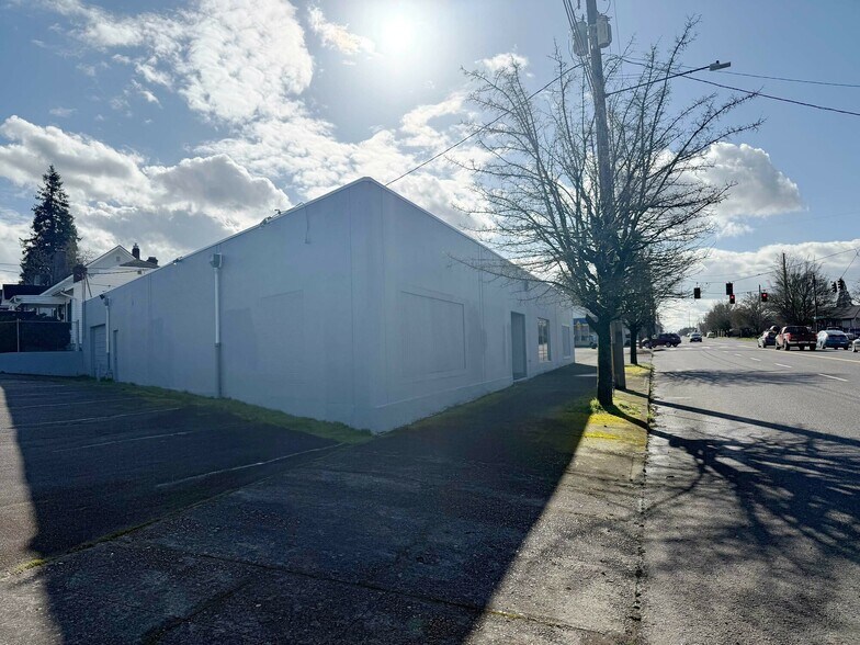 More Photos Of 7736 NE Sandy Blvd, Portland Flex For Lease