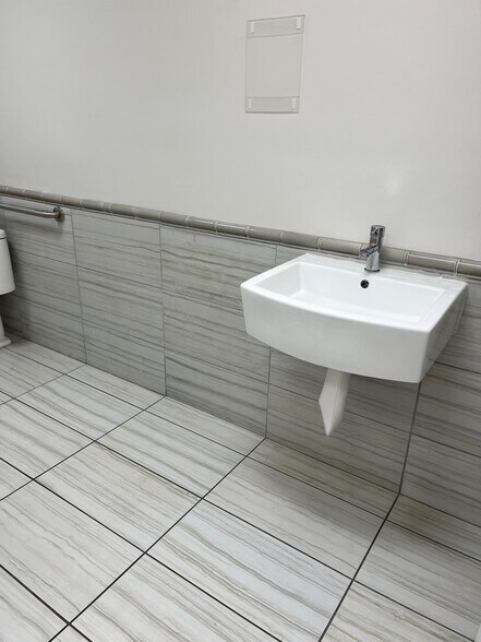 More Photos Of 4675 Ponce de Leon Blvd, Coral Gables Medical For Lease