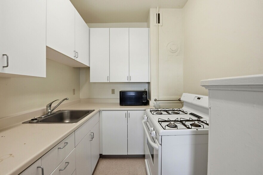 More Photos Of 2466 Virginia St, Berkeley Dormitory For Sale